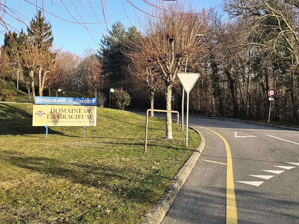 Le panneau « Domaine de la Gracieuse, résidence hôtelière » au bord du chemin