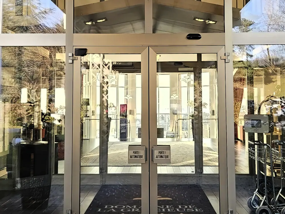 Les portes automatiques vitrées du Domaine de la Gracieuse