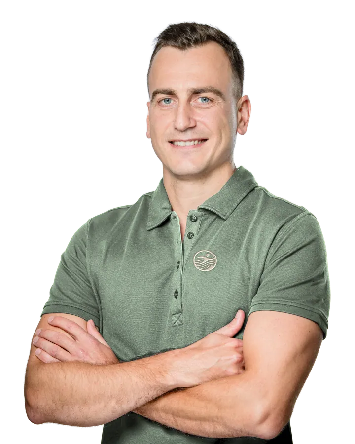 César Legendre, physiotherapist, arms folded, in a PhysioWay polo shirt